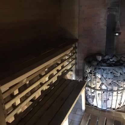 Дерев’яні лави та кам’янка в бані